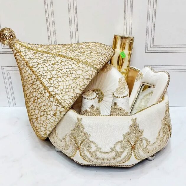 طبق حنة موديل طيفور دوزان مغلفين بالقطيفة لون ابيض