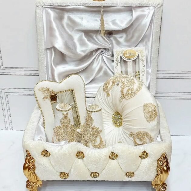 طبق حنة موديل كوفر اللون ابيض بالذهبي دوزان مغلفين بالقطيفة