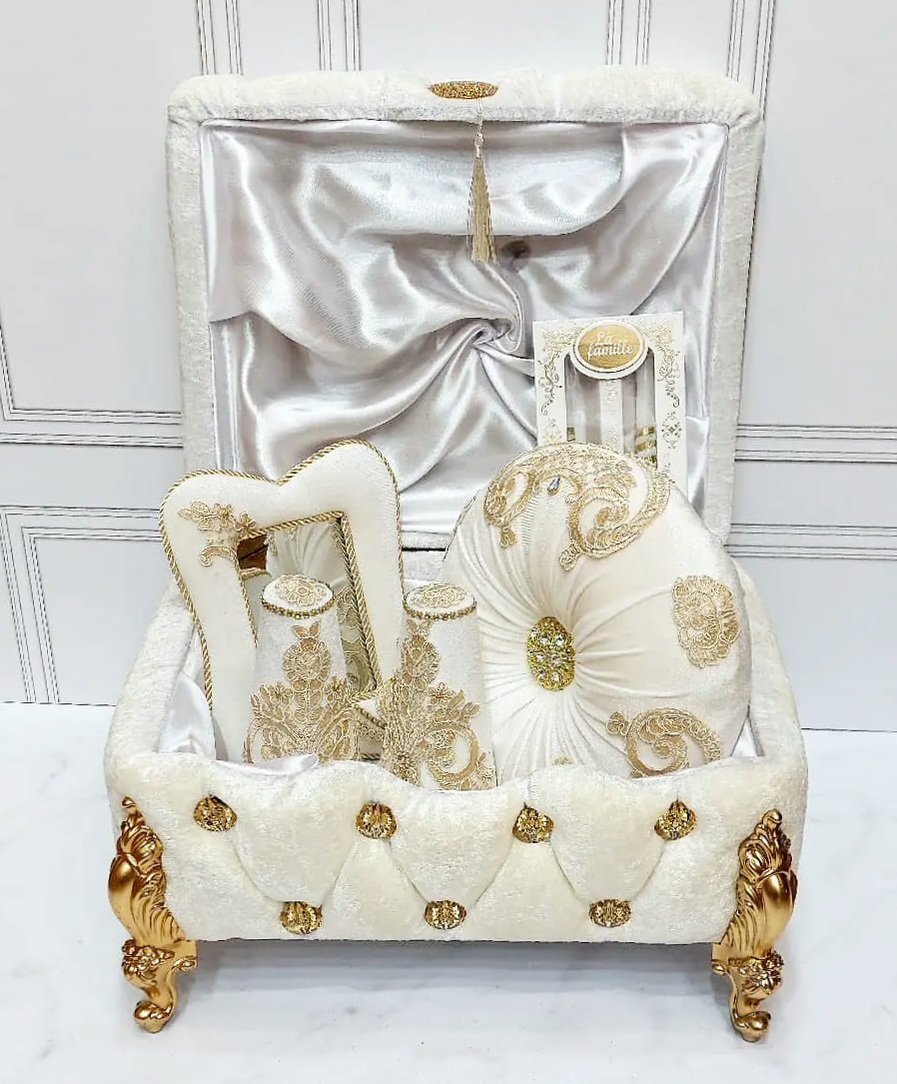 طبق حنة موديل كوفر اللون ابيض بالذهبي دوزان مغلفين بالقطيفة