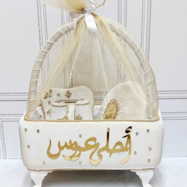 طبق حنة احلى عروس دوزان مغلفين بالقطيفةاللون ابيض بالذهبي