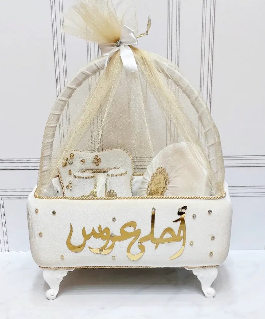 طبق حنة احلى عروس دوزان مغلفين بالقطيفةاللون ابيض بالذهبي