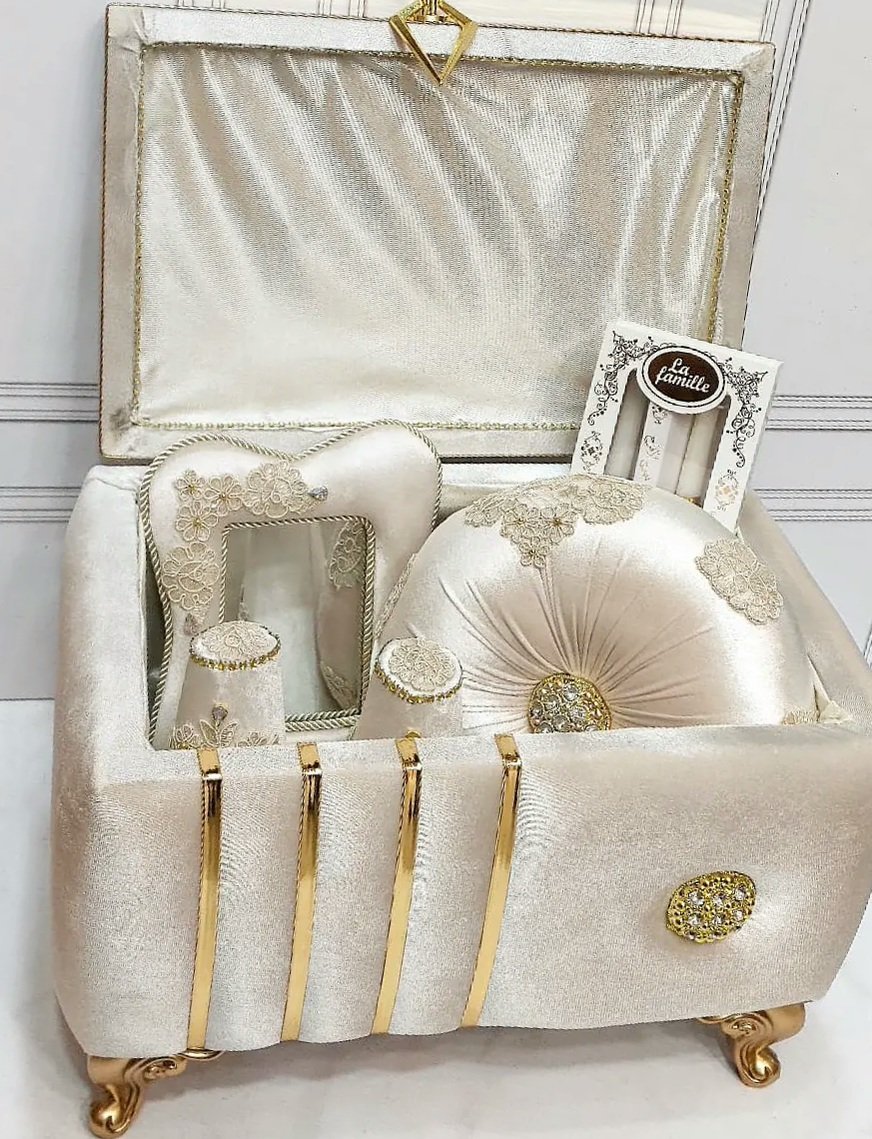 طبق حنة موديل كوفر. دوزان Luxe مغلفين بالقطيفة